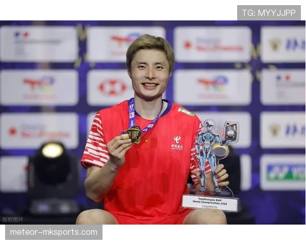 石宇奇训练完直接瘫地上啃香蕉，这自律和松弛感也太真实了